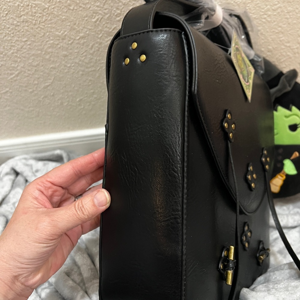 Her Universe Wicked Elphaba Messenger Bag Flying Free, Wicked Squishmallows - Picture 6 of 12